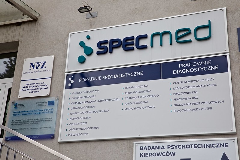 tablica na budynku specmed